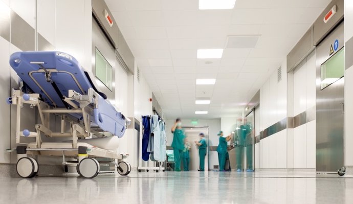 Archivo - Hospital surgery corridor  . Blurred figures of people with medical uniforms in hospital corridor