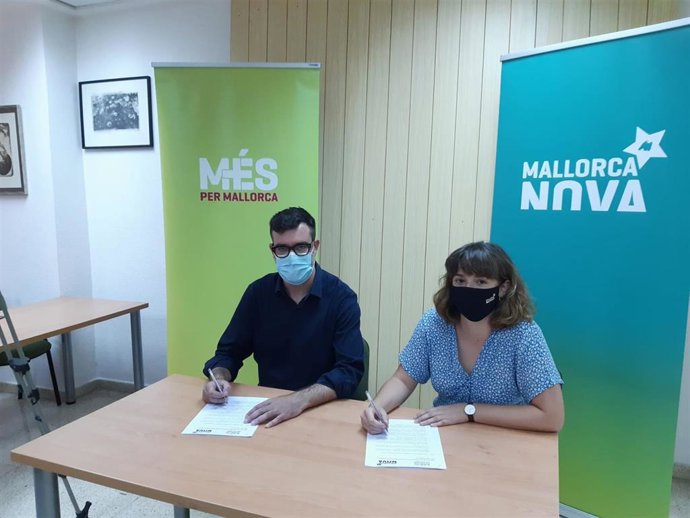 El coordinador de MÉS per Mallorca, Antoni Noguera, y la coordinadora de Mallorca Nova, Maria Victoria Llull firman un protocolo de colaboración.