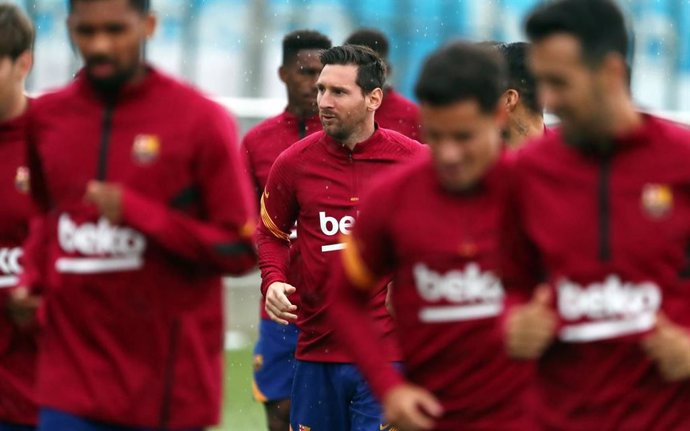 Archivo - HANDOUT - 09 September 2020, Spain, Barcelona: Barcelona's Lionel Messi (C) and his teammates take part in a training session. Photo: Miguel Ruiz/FC Barcelona/dpa - ATTENTION: editorial use only and only if the credit mentioned above is refere
