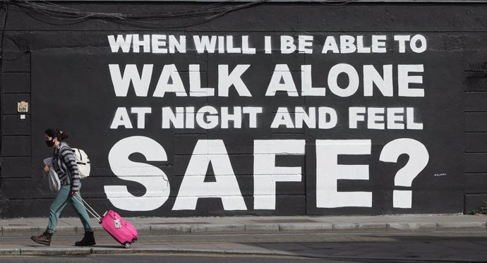 Archivo - 29 March 2021, Ireland, Dublin: A woman walks past the latest mural by Irish artist Emmalene Blake in Dublin city center, which is related to violence against women in the wake of the death of Sarah Everard. Photo: Niall Carson/PA Wire/dpa