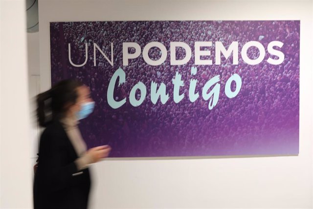 Archivo - Un cartel donde se lee "Un Podemos contigo", en la sede donde los líderes del partido valorarán los resultados de las elecciones a la Asamblea de Madrid, a 4 de mayo de 2021, en Madrid (España). Un total de 5.112.658 madrileños han sido llamados