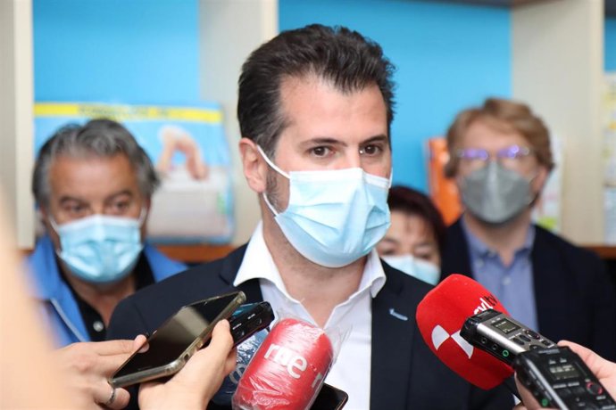 Luis Tudanca atiende a los medios en Segovia.