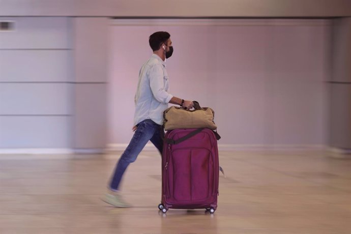Un hombre camina con su equipaje en la terminal T1 del Aeropuerto de Madrid - Barajas Adolfo Suárez, a 8 de julio de 2021, en Madrid (España). El secretario de Estado de Asuntos Europeos de Francia ha desaconsejado este jueves a los ciudadanos franceses
