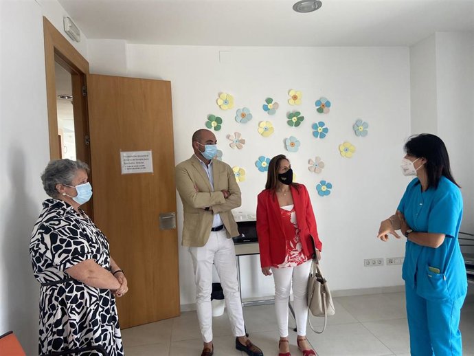 El Secretario General De Políticas Sociales, Voluntariado Y Conciliación, Daniel Salvatierra, Y La Delegada Territorial De Igualdad, María Dolores Fernández