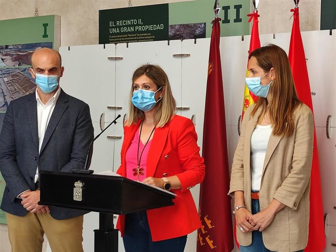 La concejala Paqui Pérez se dirige a los medios