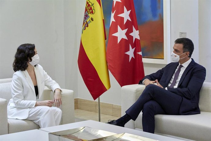 El presidente del Gobierno, Pedro Sánchez, durante una reunión con la presidenta de la Comunidad de Madrid, Isabel Díaz Ayuso, a 9 de julio de 2021, en el Palacio de la Moncloa, Madrid, (España). El encuentro, que se produce después de ser investida por