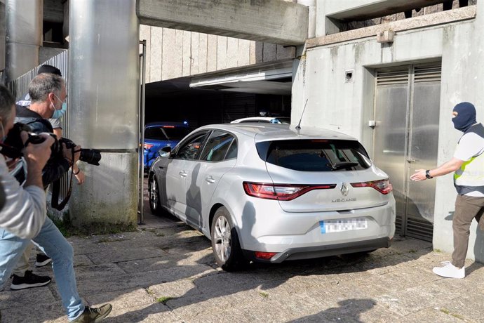 Un vehículo lleva a los detenidos para declarar como presuntos autores de la paliza que causó la muerte a Samuel Luiz en A Coruña el pasado 3 de julio, a 9 de julio de 2021, en A Coruña, Galicia, (España). Por el momento hay cuatro detenidos por la pali