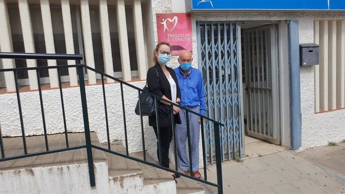 La responsable de Fundación Cepsa en el Campo de Gibraltar, Estrella Blanco, durante la visita a las instalaciones de Trasdocar en San Roque.