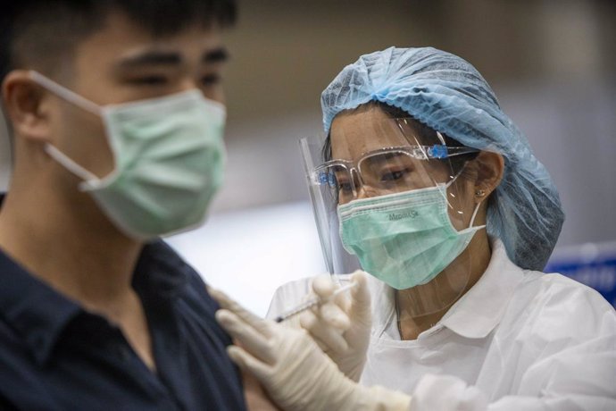Archivo - 07 June 2021, Thailand, Bangkok: A man receives AstraZeneca coronavirus vaccine in a vaccination center inside Bangkok's upscale Siam Paragon shopping mall. Thailand on Monday launched a massive coronavirus vaccination campaign to tackle the c