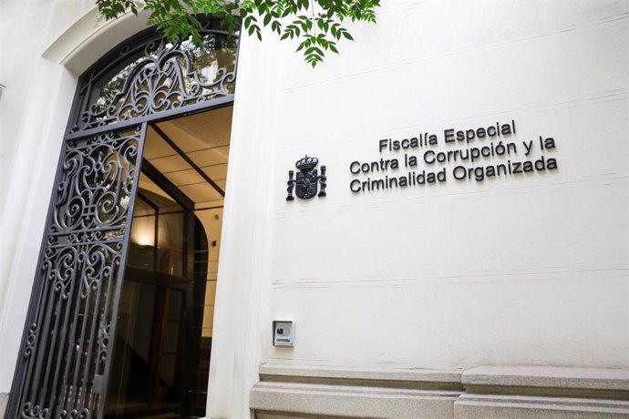 Archivo - Puerta principal del edificio de la Fiscalía Anticorrupción en la Calle Manuel Silvela, N4 de Madrid.