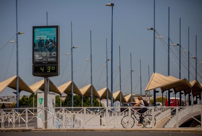 Archivo - Imagen del termómetro situado en el Puente de el Cachorro donde muestra una temperatura superior a las 42 grados en un día en el que la capital andaluza se ha activado la alerta amarilla a 08 de junio del 2021, en Sevilla, Andalucía, España