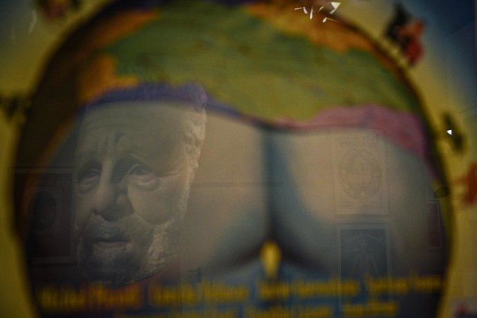 Archivo - Una de las piezas que componen la exposición  '¡Viva Berlanga! Una historia de cine', en el Museo de Valencia de la Ilustración y la Modernidad (MuVIM). 