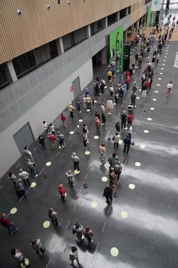 Archivo - Varias personas hacen cola para recibir la vacuna contra el Covid-19 en el Bilbao Exhibition Center (BEC) de Barakaldo.