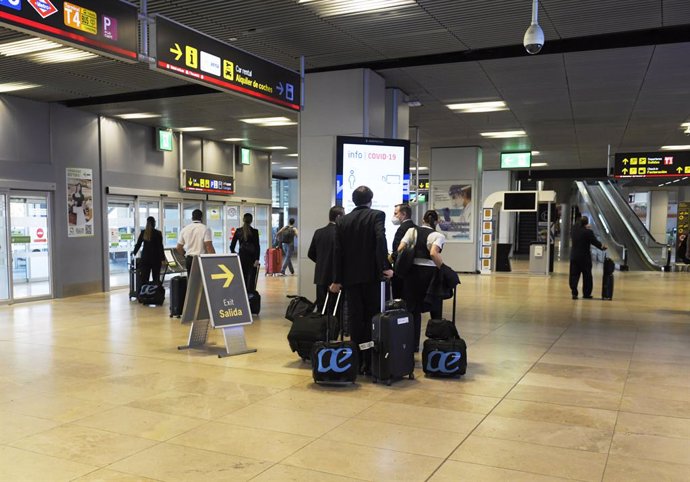 Pasajeros procedentes en la terminal T1 del Aeropuerto Adolfo Suárez Madrid-Barajas, en Madrid (España). 