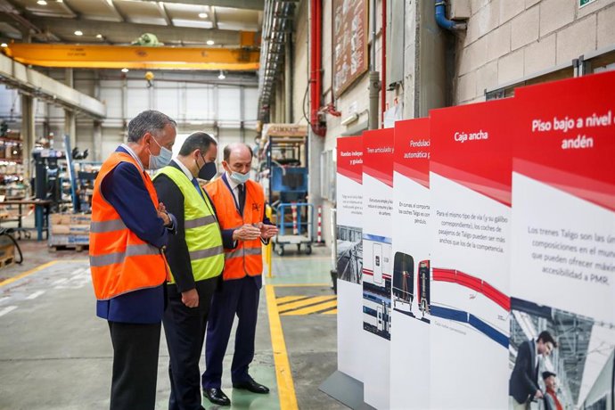 El ministro de Transportes, Movilidad y Agenda Urbana, José Luis Ábalos , durante su visita a la Factoría de Talgo en Las Rozas, Madrid (España).