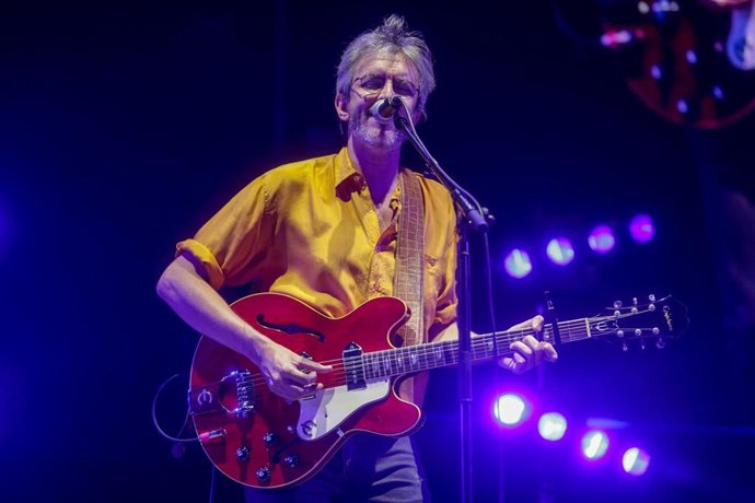 Archivo - El cantautor Xoel López durante un concierto en el  Escenario 1 del nuevo espacio al aire libre Abre Madrid, localizado en el recinto de IFEMA, en Madrid (España), a 15 de julio de 2020.