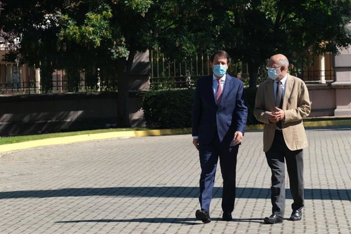 Mañueco e Igea se dirigen a la rueda de prensa para hacer un balance del ecuador de la legislatura