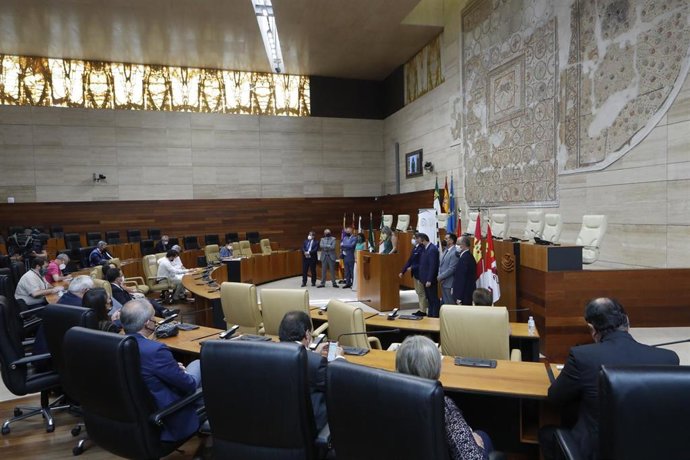 La presidenta de la Asamblea de Extremadura y de la Coprepa, Blanca Martín, da lectura a la declaración consensuada en la reunión del plenario
