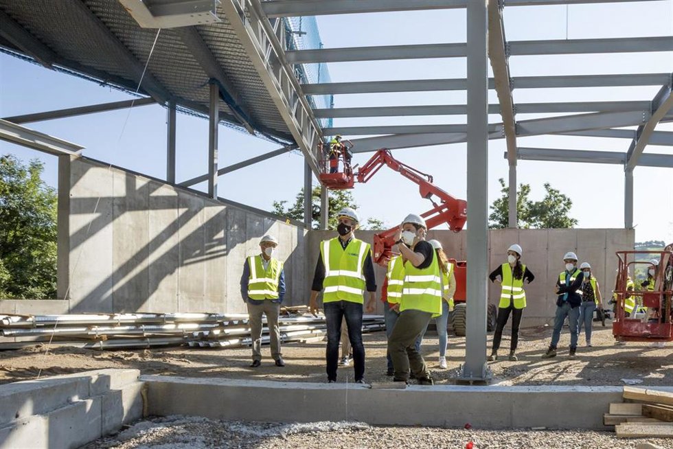 El vicepresidente y consejero de Universidades, Igualdad, Cultura y Deporte, Pablo Zuloaga, visita la evolución de las obras de construcción del Centro de Arte Rupestre de Cantabria.