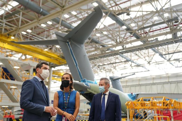 Juanma Moreno (i.), este viernes