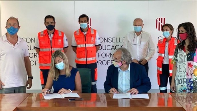 La consellera de Salud y Consumo, Patricia Gómez, y el conseller de Educación y FP, Martí March, firman un convenio de colaboración.