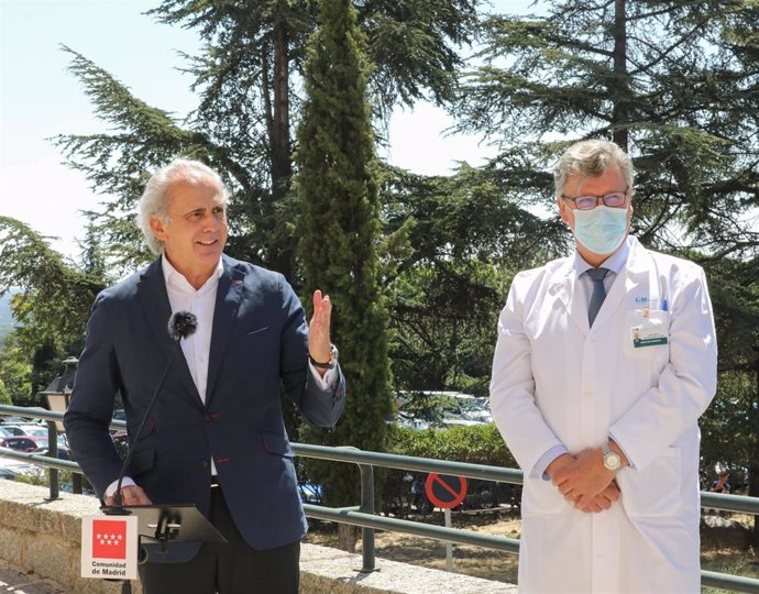 El consejero de Sanidad de la Comunidad de Madrid, Enrique Ruiz Escudero, junto al director gerente del Hospital de El Escorial, Juan Pablo García Capelo 