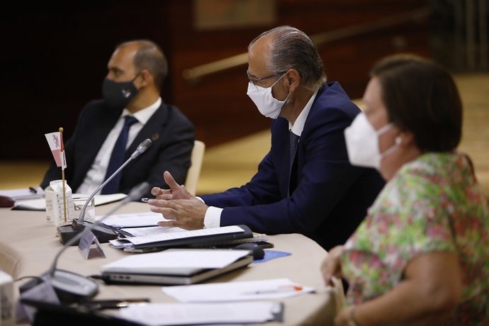 El presidente de las Cortes de Castilla y León, Luis Fuentes, (c) en la reunión del Plenario de la Coprepa.