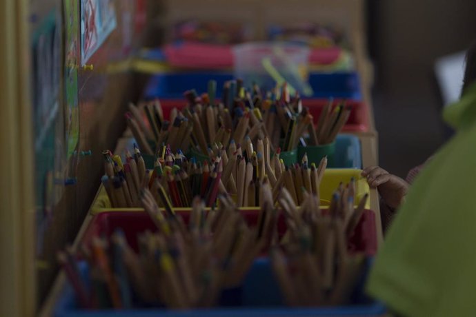 Archivo - Una imagen de lápices en un colegio.