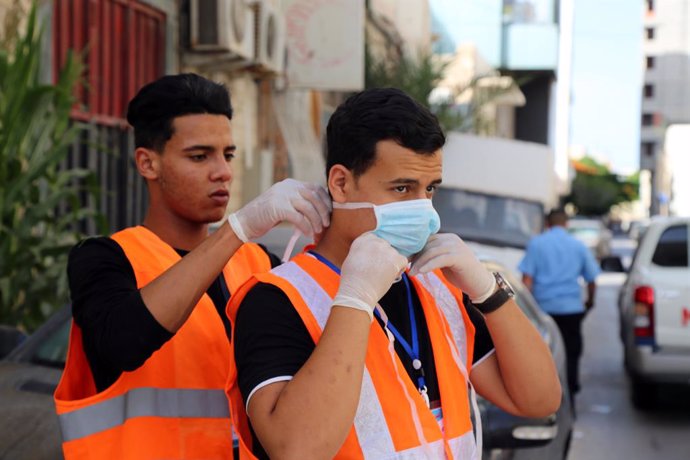 Archivo - Un grupo de jóvenes voluntarios durante las labores de desinfección de un hotel de Tripoli, Libia, en el marco de la crisis de la pandemia del nuevo coronavirus