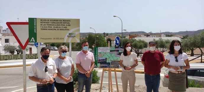 Cayuelas visita en Badolatosa los trabajos de mejora de los accesos al polígono industrial Los Retamales