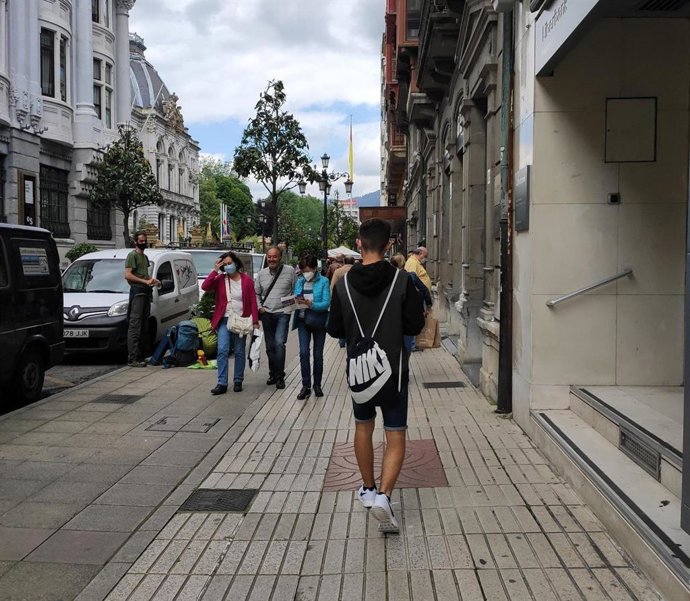 Personas con mascarilla en las calles de Oviedo y terrazas de hostelería.