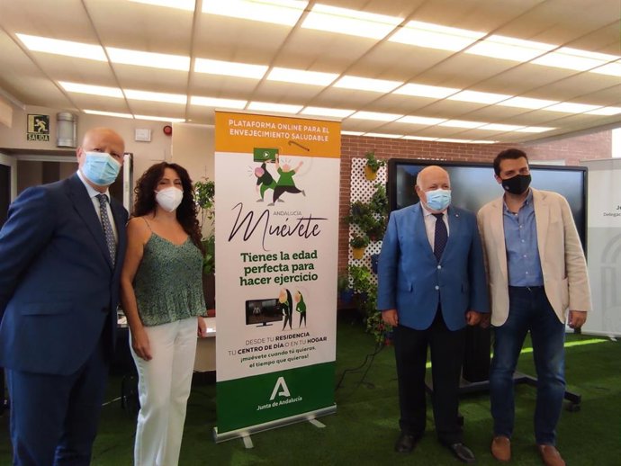 Los consejeros de Educación y Deporte, Javier Imbroda (primero por la izda.); de Salud y Familias, Jesús Aguirre (tercero) y de Igualdad, Políticas Sociales y Conciliación, Rocío Ruiz (segunda), acompañados por el alcalde de Córdoba, José María Bellido.