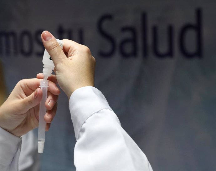 Un sanitario prepara un test de antígenos en el intercambiador de Plaza de Castilla, a 24 de junio de 2021, en Madrid, (España)