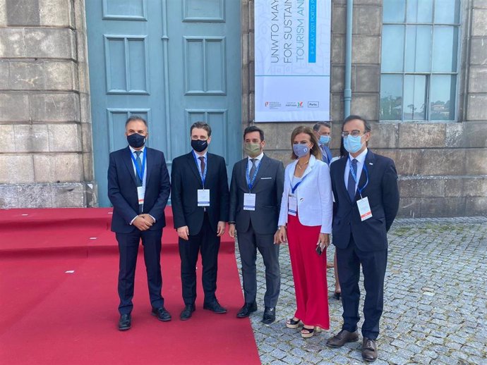 El viceconsejero de Turismo, Alejandro Cardenete, -tercero en la imagen-, en Oporto durante un Foro de Alcaldes de la Organización Mundial del Turismo.