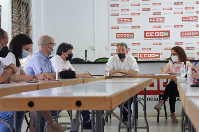 El portavoz de Unidas Podemos en el Congreso y secretario de Estado para la Agenda 2030, Enrique Santiago; en una reunión en la sede de CCOO en Huelva.