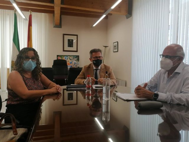 El delegado de Educación y Deporte en funciones, Gustavo Rodríguez, acompañado del gerente de la Agencia Pública Andaluza de Educación (APAE), José Antonio Toribio, recibe a la alcaldesa de Zafarraya, Rosana Molina.