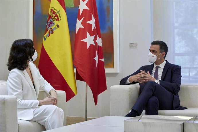 El presidente del Gobierno, Pedro Sánchez, durante una reunión con la presidenta de la Comunidad de Madrid, Isabel Díaz Ayuso, a 9 de julio de 2021, en el Palacio de la Moncloa, Madrid, (España). El encuentro, que se produce después de ser investida por