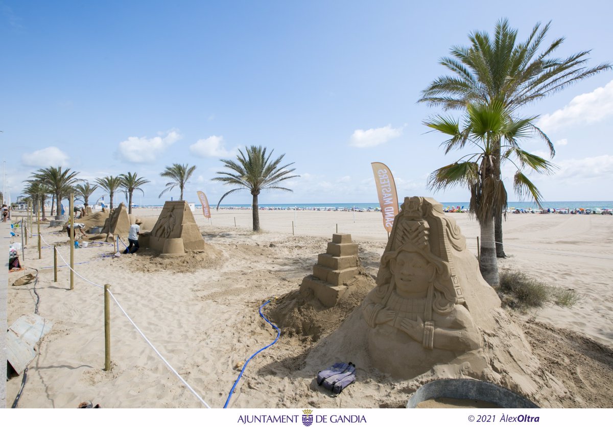 Arturo Tremendo Polinizar La playa de Gandia luce esculturas gigantes de arena sobre los cinco  continentes