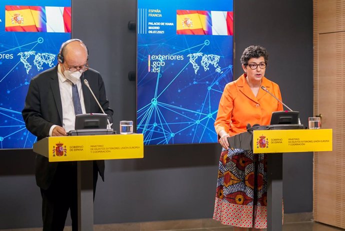 La ministra de Asuntos Exteriores, Unión Europea y Cooperación, Arancha González Laya (d), durante una rueda de prensa junto a su homólogo francés, Yves Le Drian (i), en el Palacio de Viana, a 9 de julio de 2021, en Madrid (España). La reunión entre los