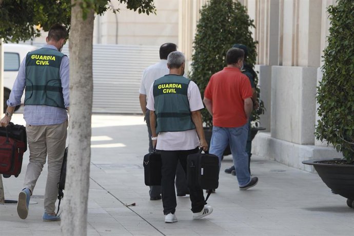 Archivo - Agentes de la Guardia Civil se dirigen para su registro a la sede de la Autoridad Portuaria de Baleares (APB) en Palma de Mallorca, Islas Baleares (España), a 24 de julio de 2020.  