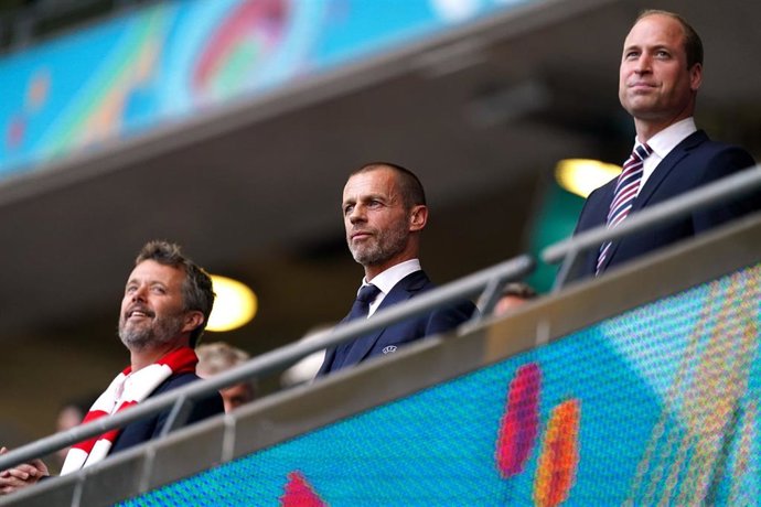 El Príncipe Federico de Dinamarca, el presidente de la UEFA Aleksander Ceferin y el Príncipe Guillermo, Duque de Cambridge, en la semifinal entre Inglaterra y Dinamarca