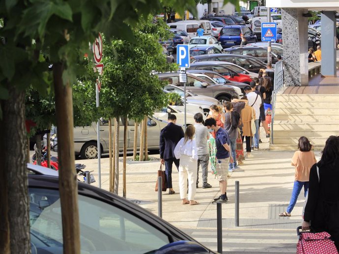 Cola para vacunarse contra el coronavirus en Lisboa