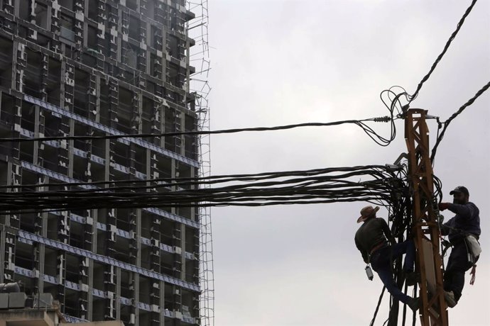 Archivo - 07 September 2020, Lebanon, Beirut: Lebanese workers repair a power line which was disrupted by Beirut's port explosion that rocked the Lebanese capital on Tuesday. Photo: Marwan Bou Haidar/APA Images via ZUMA Wire/dpa