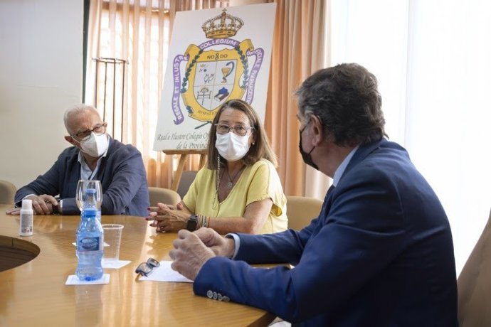 La delegada provincial de Salud y Familias de la Junta de Andalucía, Regina Serrano, durante su visita este viernes al Colegio de Farmacéuticos de Sevilla.