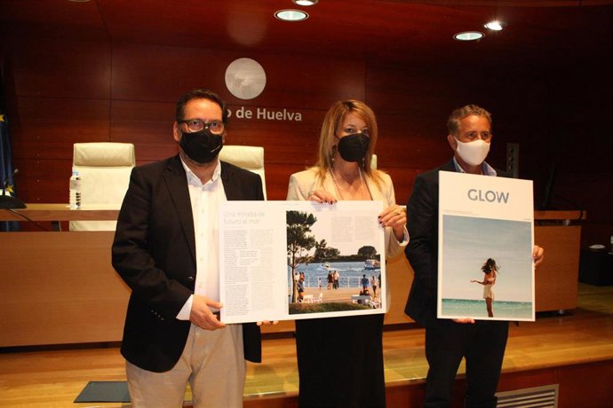 La presidenta de la Autoridad Portuaria de Huelva, Pilar Miranda, y el presidente de la Asociación Provincial de Hoteles de Huelva, Rafael Barba, firman el convenio para la edición de la revista turística Glow.