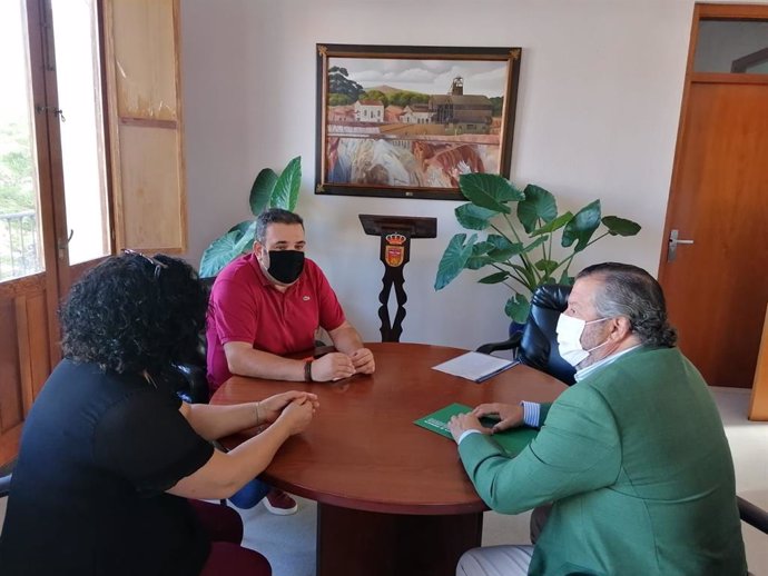 El delegado territorial de Regeneración, Justicia y Administración Local en Huelva, Alfredo Martín, se reúne con el alcalde de Tharsis.
