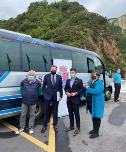 De izquierda a derecha,  el concejal Jesús Arnaldo; el director general de Transportes, José Manuel Caldevilla; el alcalde de Cudillero, Carlos Valle, y la concejala Olga Fernández.