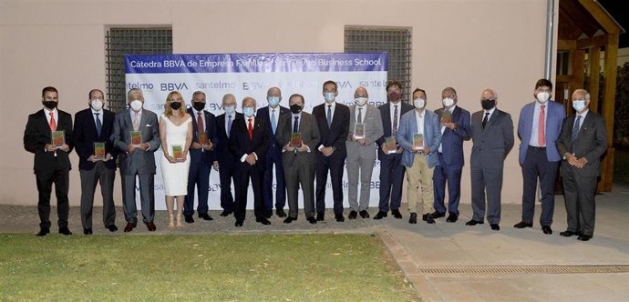 Archivo - Los premiados de la XXIV edición de los premios Familia-Empresa de BBVA.
