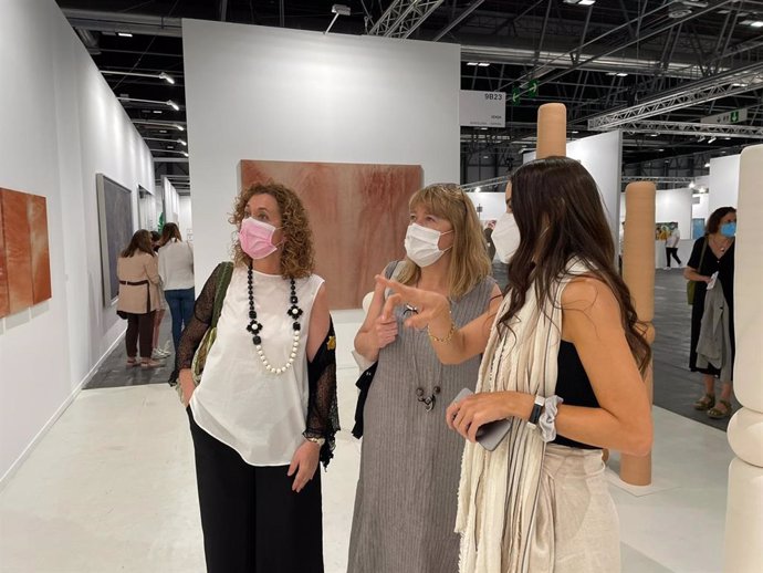 La delegada del Govern a Madrid, Ester Capella, al costat de la consellera de Cultura, Natlia Garriga, i la directora de l'rea de les Arts Visuals de l'Institut Catal d'Empreses Culurals (Icec), Marta Gust