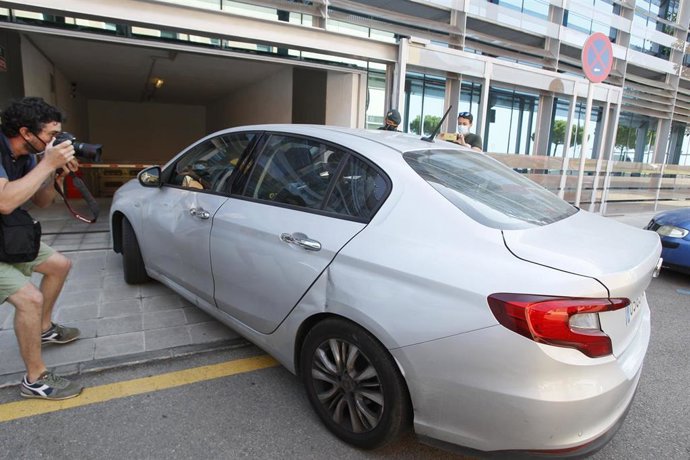 Archivo - El presidente de la Autoritat Porturia de Baleares (APB), Joan Gual de Torrella, llega en coche, trasladado desde la Comandancia de la Guardia Civil, a la sede de la APB en Palma de Mallorca, Islas Baleares (España), a 24 de julio de 2020. 